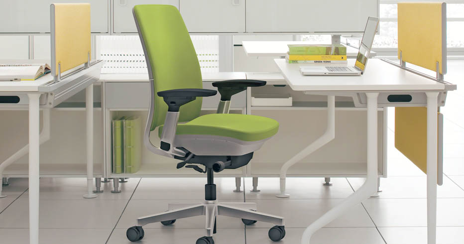 What are the features of an ergonomically designed chair for correct posture ?